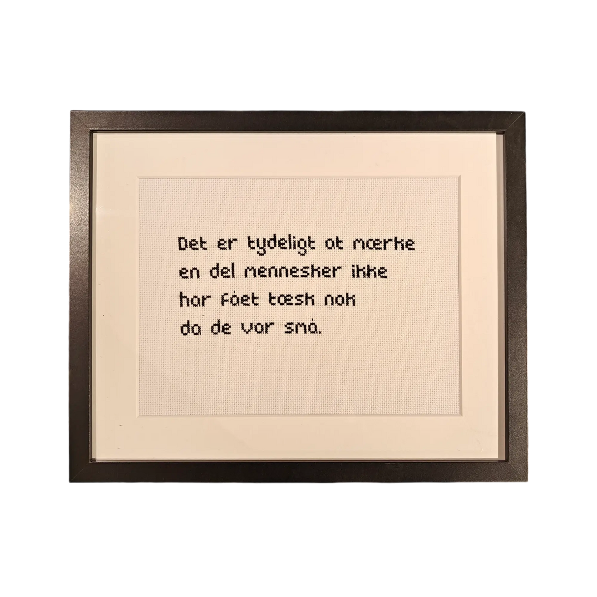 Craftedwhilehigh - Tæsk | Broderi i ramme (32,5 x 26cm)